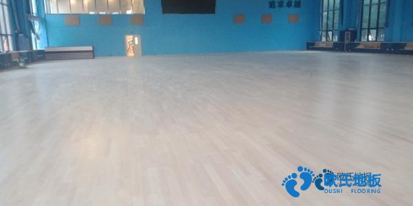 枫木篮球体育地板厂家报价